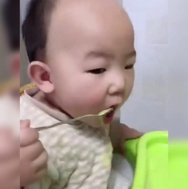 高鼻梁|2岁儿子乖巧吃饭,“地中海”发型太吸睛,网友:上辈子是个阿哥