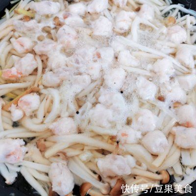 这道减脂餐.菌菇虾滑汤比米其林大厨做的还好吃