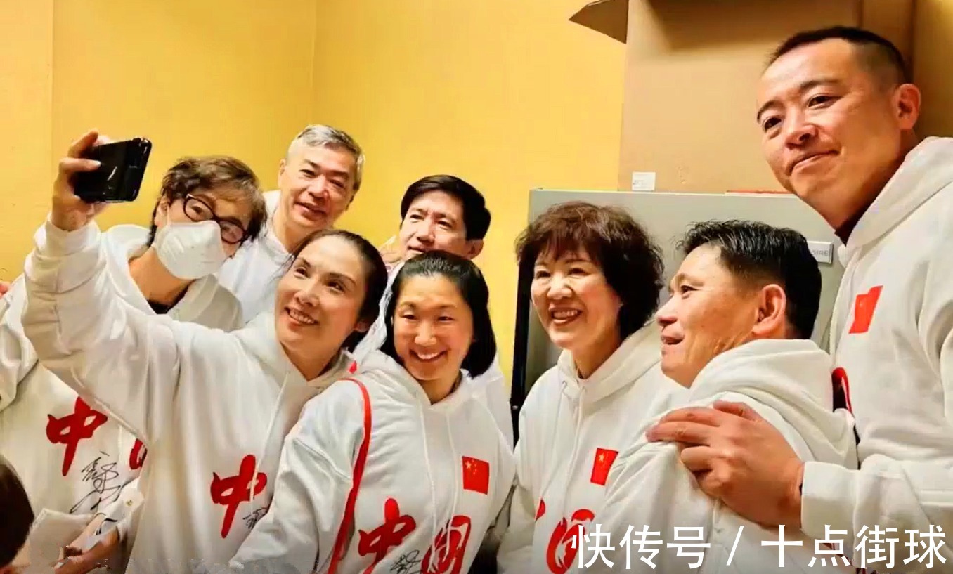 黑醋|郎平晒度假生活:换了新发型在家为女儿做西餐,还登上了美国春晚