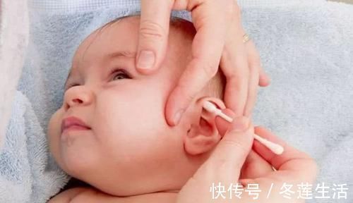 宝妈|宝宝耳朵有“聪明孔”,妈妈忍不住挤了一下,医生摇头动手术吧