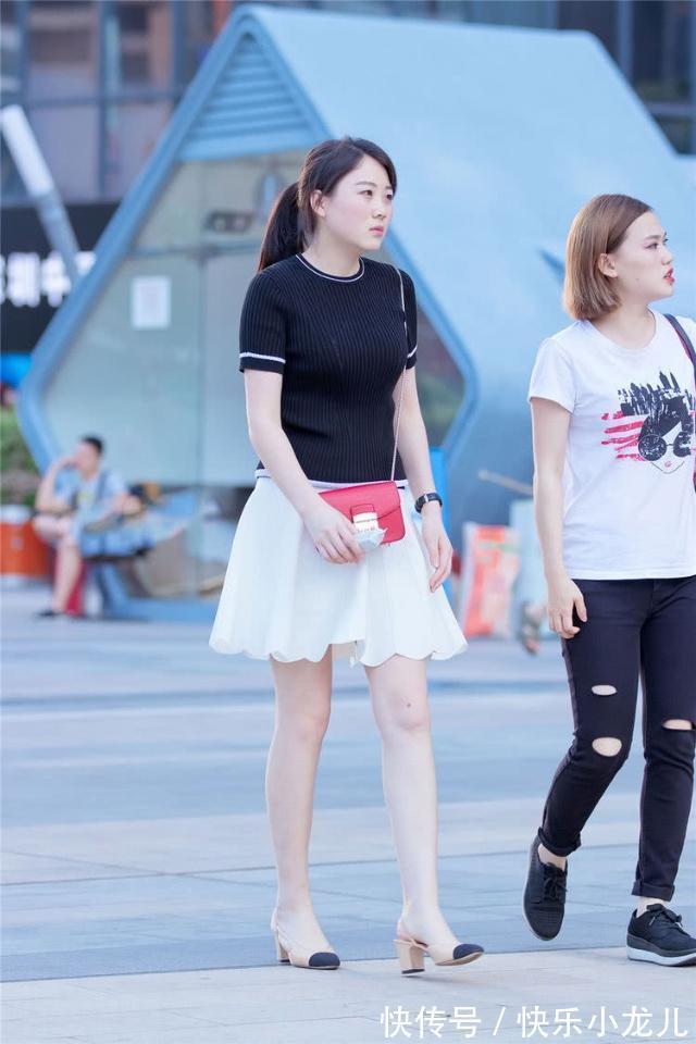 时尚 黑色线衣搭配白色半身裙,非常经典的黑白配,大方不失美感