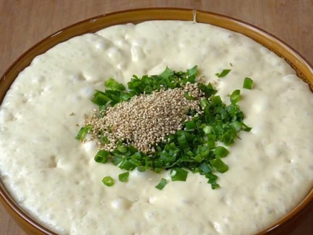 不揉面也能烙饼,用筷子简单一搅,像面包一样松软,全程手不沾面