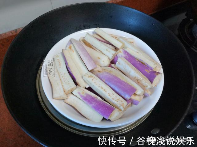 腊肉|夏天，我家就爱这蒸菜，不油炸不爆炒，入锅一蒸就完事，特省事
