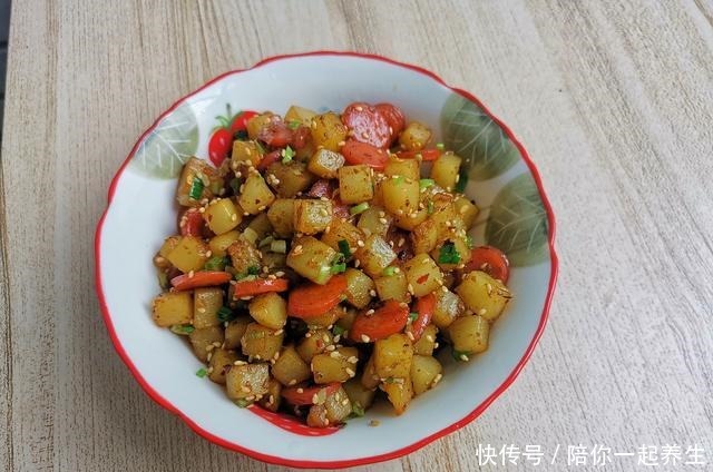 2根火腿肠1个土豆,做出比饭店还好吃的菜,天天吃都不腻