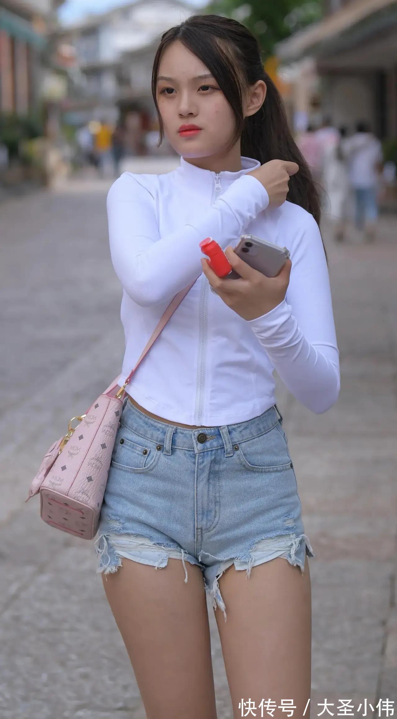 牛仔短裤|美女街拍:运动衫加牛仔短裤,搭配帆布鞋,时尚减龄满满的青春气息