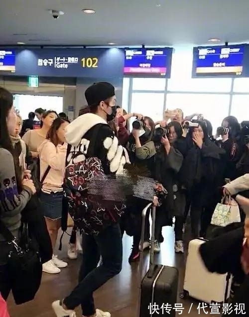 奔跑吧|李誠儒大膽發(fā)言,《奔跑吧》等綜藝節(jié)目浪費資源,粉絲機場接機也是劇本