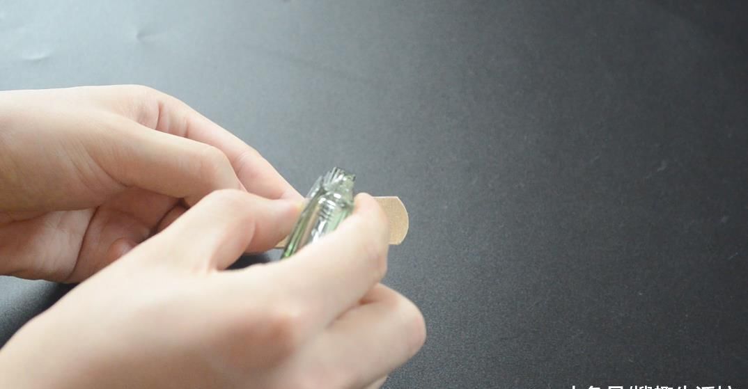 风油精滴在创可贴上, 放在家里这样用, 解决了家家户户困扰的难题