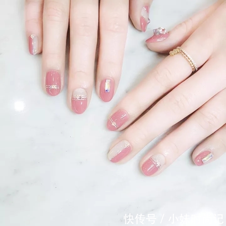 心动的新年美甲来了,精致又俏皮,主要是显手白