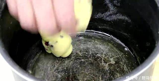 1斤面粉6个鸡蛋,不煎不炸,教你懒人面包做法,出锅简直不要太香