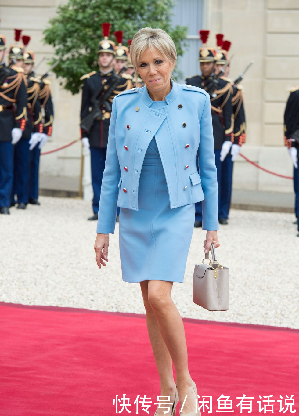 夫人|法国夫人终于换发型,扎小啾啾配西装好年轻,被老公全程牵着真甜
