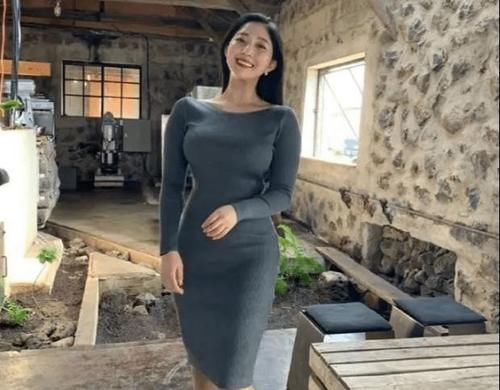 曼妙|胸围很大的连衣裙美女,曼妙身姿一览无遗,时尚却不乏稳重