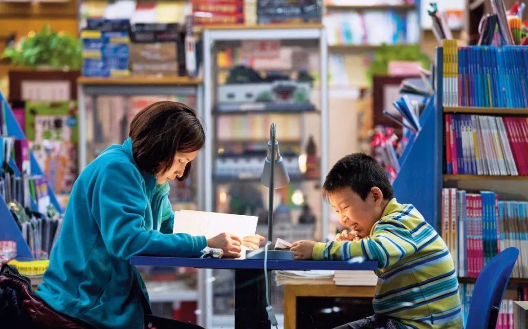 宝妈|洗澡时女儿问妈妈“你怎么和爸爸长得不一样”,宝妈回答暴露情商