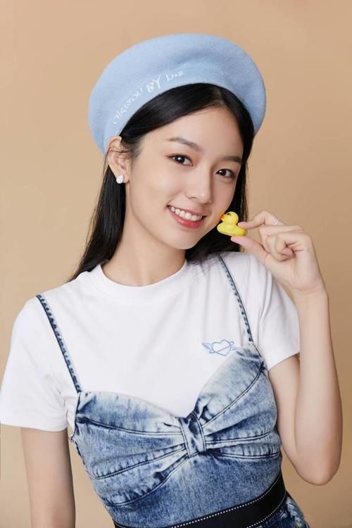 吊带裙|小姐姐太美了，白色t恤搭配牛仔吊带裙，清新又可爱