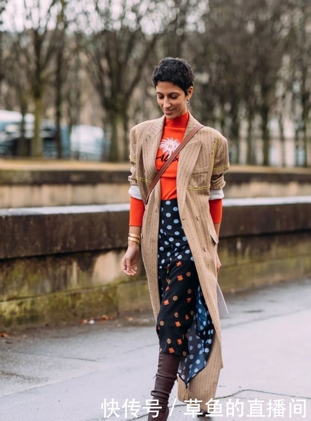 风衣下面不一定穿裤子,今年流行这样穿,显高又时髦,拯救小个子