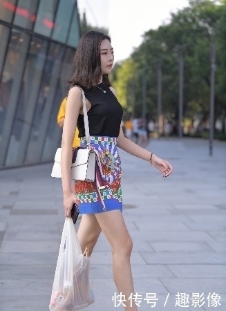 街拍:美女一枚 身穿花色短裙非常有特色