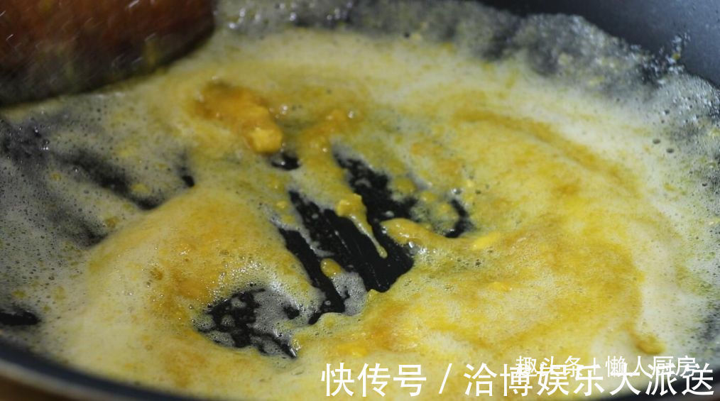 1张百叶，1块猪肉，教你做千张肉卷，配上毛豆和咸蛋黄，连汤喝光