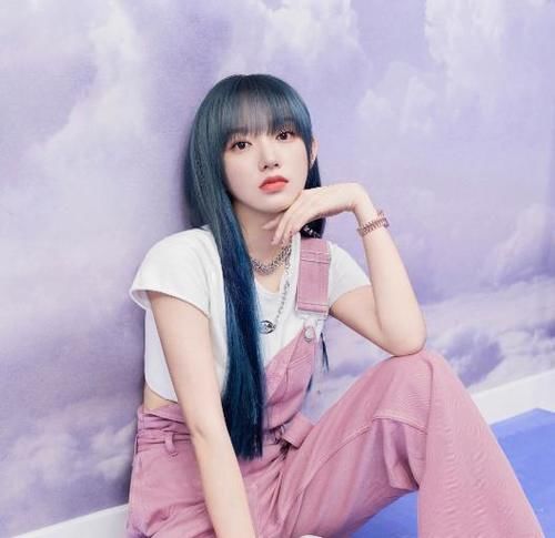 “发际线高”的女人，建议留以下4种“刘海”，显脸小还显年轻