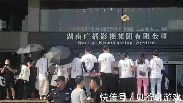 快樂家族全員停工?何炅新節(jié)目被替換,他再也保護不了謝娜