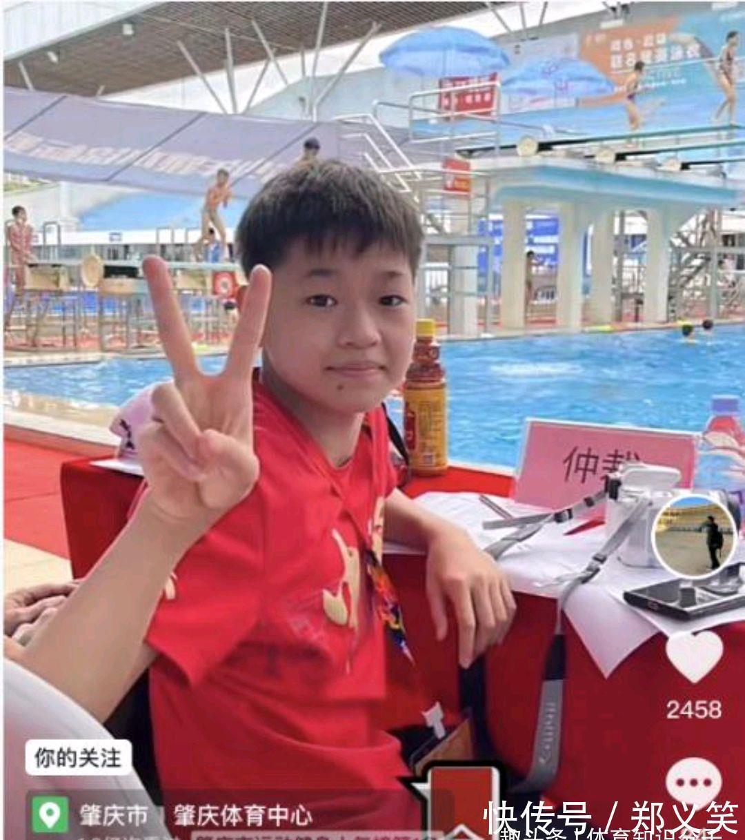 中国跳水队|粉丝在食堂偶遇全红婵!追着14岁天才要签名,红姐大笔一挥搞定