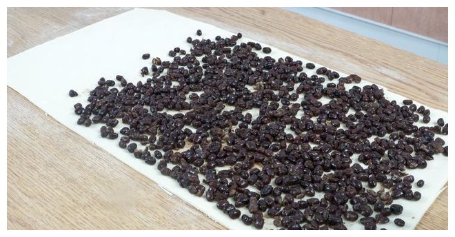 红豆饼不一样的做法，外面根本买不到，简单又好吃，4分钟就出锅