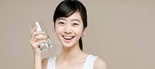 饮水|清晨起床喝第一杯水有讲究!早起坚持饮水,还能收获几个好处