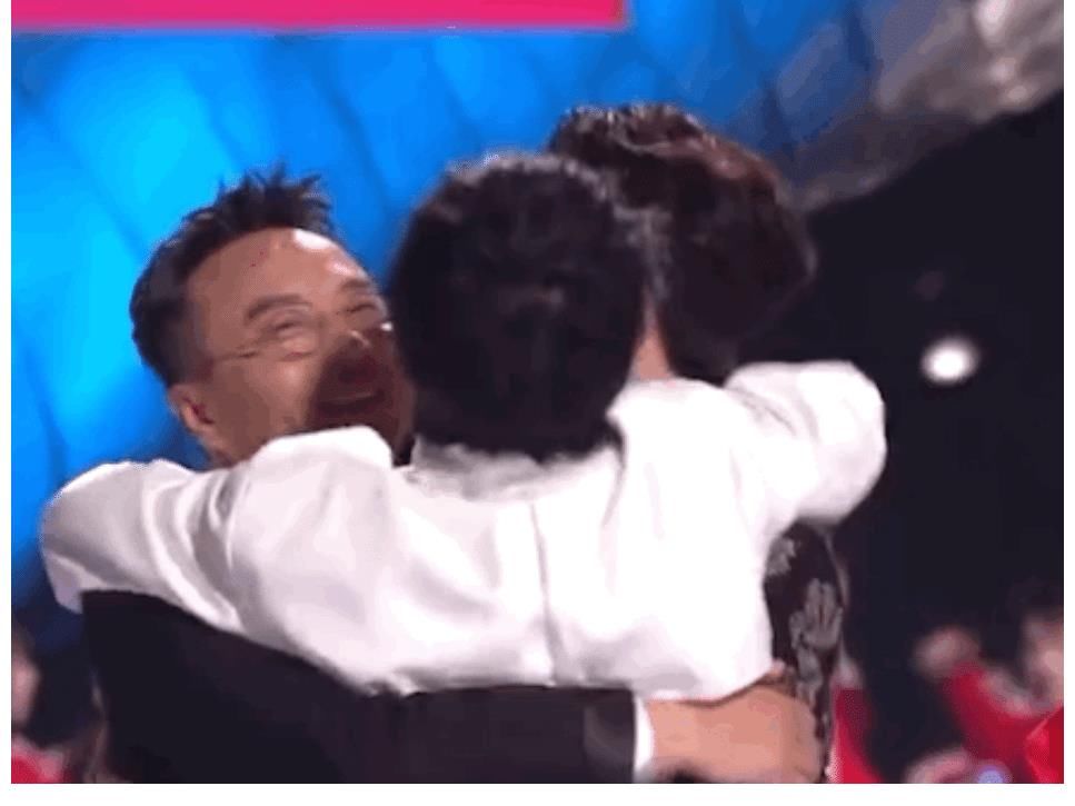 芒果台跨年拥抱最重要的人,何炅穿越人海拥抱她,龚丽娜太尴尬