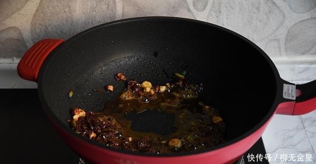 天越冷,这个菜在我家越受欢迎,辣味的豆皮炖起来