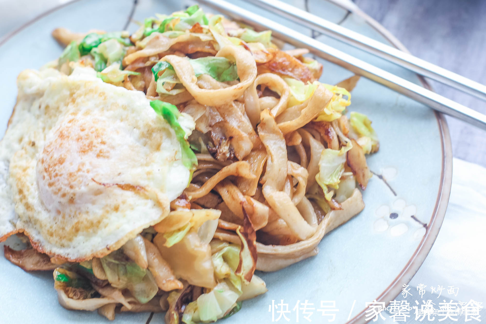 一个人在家,没心思做饭,弄一碗炒面,不仅能填饱肚子,营养足够