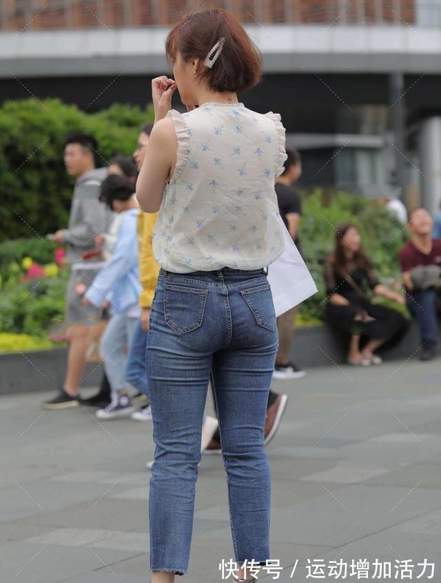 高跟鞋|浅色印花上衣，微喇叭牛仔裤，穿出森系的感觉