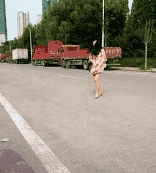 |搞笑GIF:本来我也想吃一口 但是碍于面子没张口