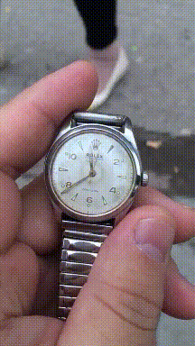 |搞笑GIF：坐地铁时对面坐着一位漂亮的外国妹子，我要搭讪吗