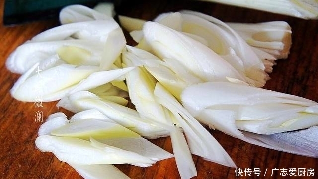 春天就馋吃这菜，炒鸡蛋比韭菜好吃，多加这一步嫩滑可口
