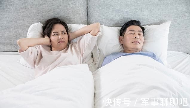 老夫老妻|60岁夫妻还共住一屋，是夫妻情深还是条件不允许？