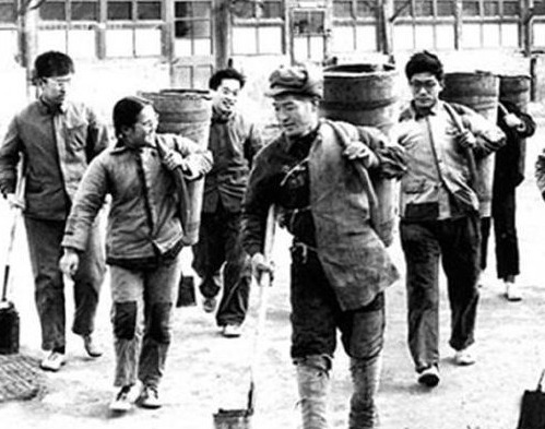 离婚|她跟皇帝提出离婚,5万分手费被姐姐骗走,最后嫁给一环卫工人