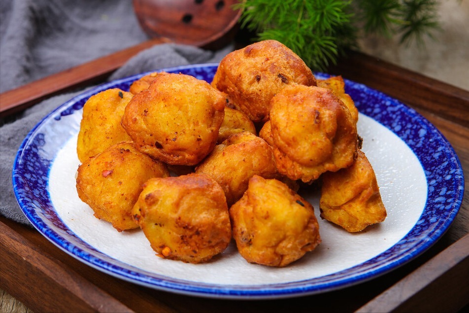 炸肉丸，别只会放面粉了，多放这3样，丸子外酥里软，凉了也不硬