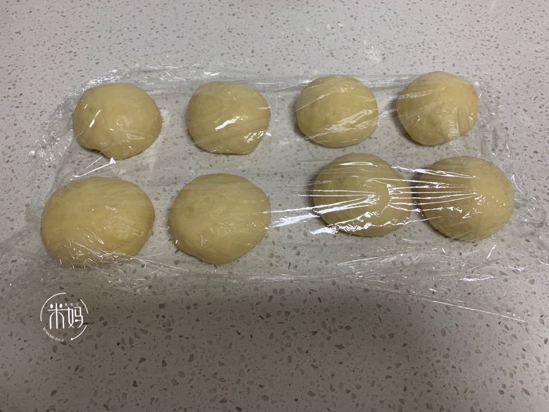 自从学会面粉这种做法,女儿隔三差五点名吃,缺点就是太酥太好吃