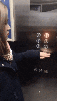 |搞笑GIF:美女,伤心也不能这样啊,很容易感冒的!