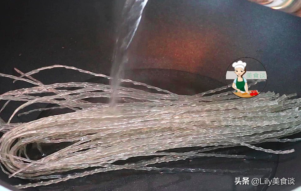 白菜炖粉条时,牢记好3个诀窍,鲜香又入味,每次炖一锅不够吃