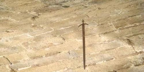 文物|“古桥悬剑”数百年,竟是不朽不腐的文物,专家却不敢摘下来研究