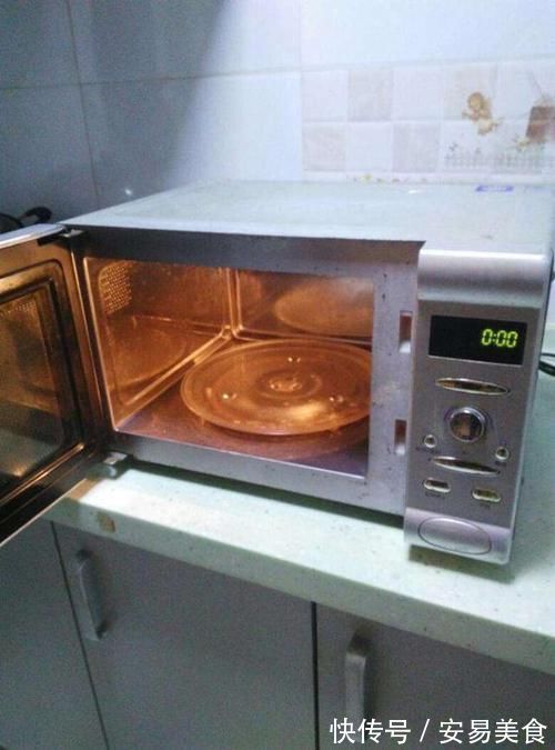 眼珠|仅20分钟男孩眼珠被溶化,这样东西每家都有,父母还需提高警惕