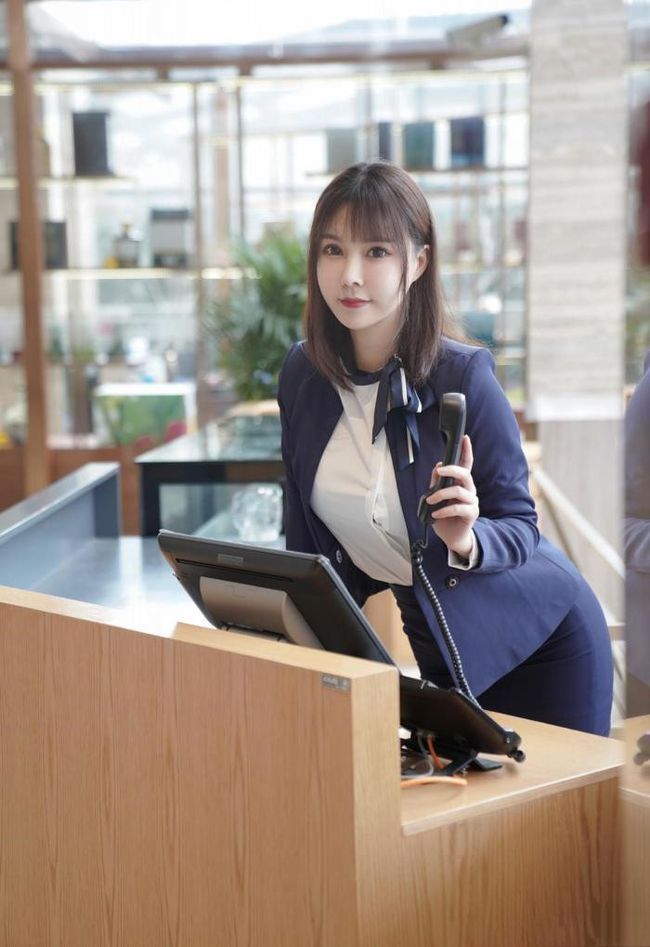 高跟鞋|咖啡厅收银台小姐姐,穿西装搭配包臀裙,尽显端庄秀丽之气!