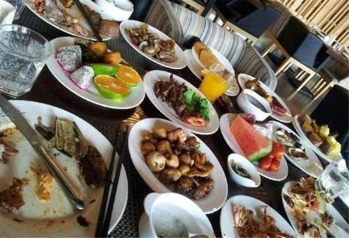 奶孙两人吃自助餐,剩了一大桌掉头就想走,餐厅做法值得借鉴