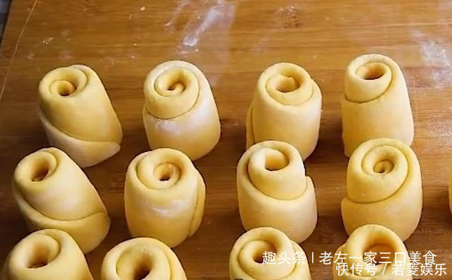 时间到松松软软的面包就做好了,和亲爱的家人一起享用吧!