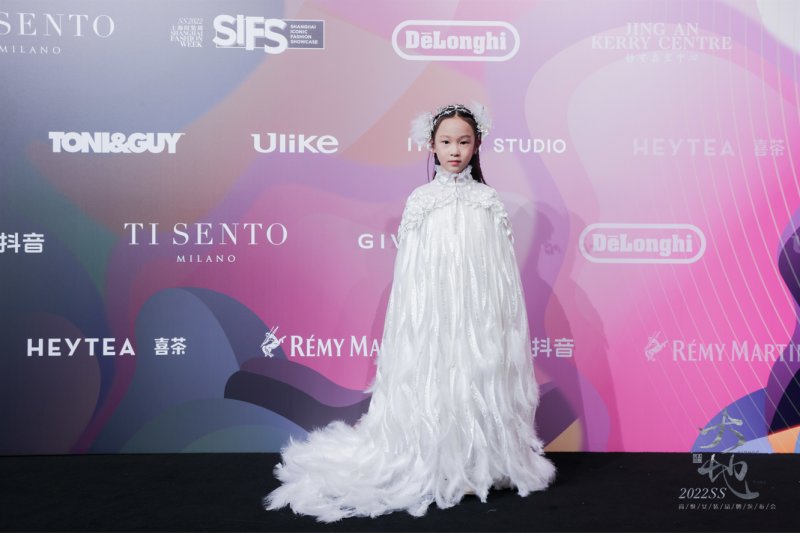 中国文化$熊英2022SS高级女装品牌发布，童模赵马馨茹、王俽冉呈现精彩秀演