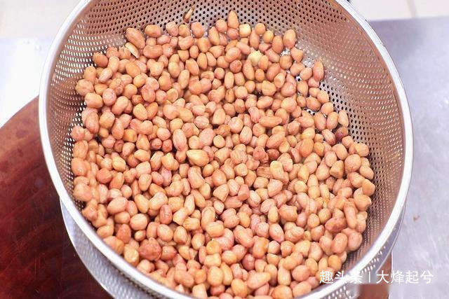 炸好花生米、直接撒盐是错的!饭店常用这1招,花生香脆久放不潮
