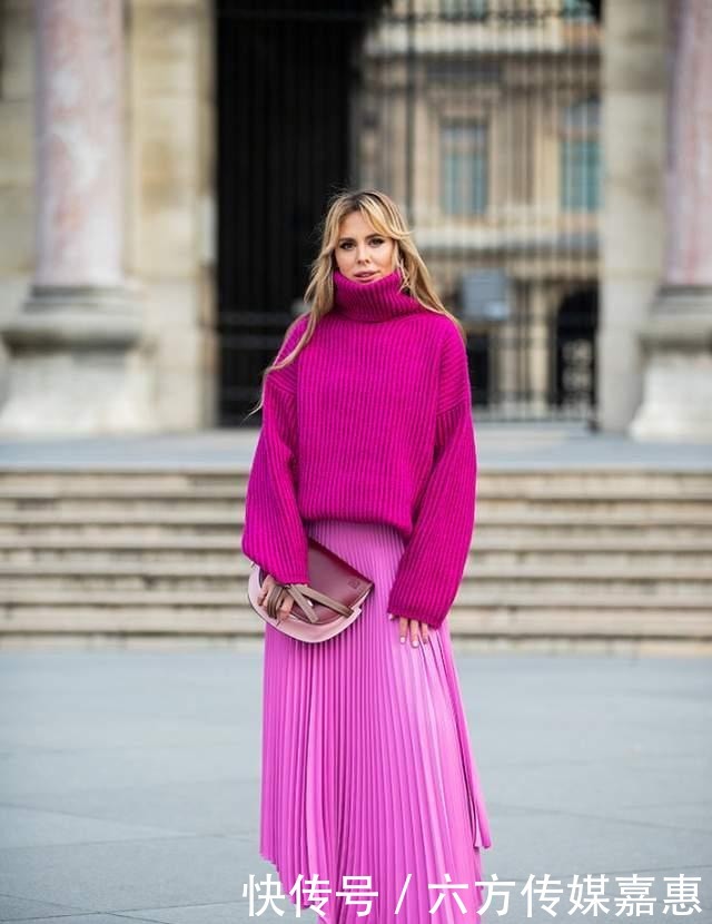 显瘦|最近火了一种显瘦的穿法,挑大一码的毛衣这么穿,藏肉还时尚