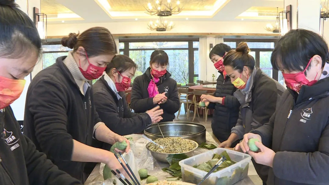 灯笼|做青圆、写“福”字、剪窗花……湖州德清民宿里年味浓