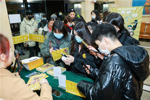  喜剧|经典喜剧《飞来横财》首演 黑色幽默包袱不停 带你直面金钱面前的人性底色