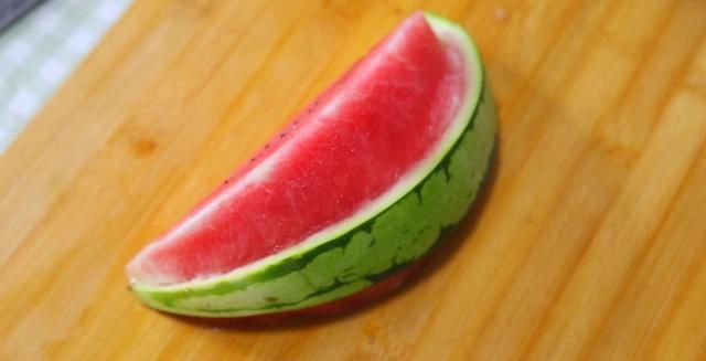 果汁|开启吃西瓜的创意新方式用这三个动作切西瓜它不脏也不流果汁