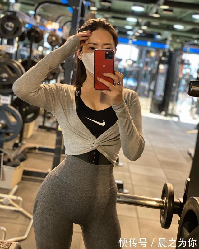 丰腴|健身小姐姐紧身裤尽显丰腴臀线，浑圆臀部性感妩媚